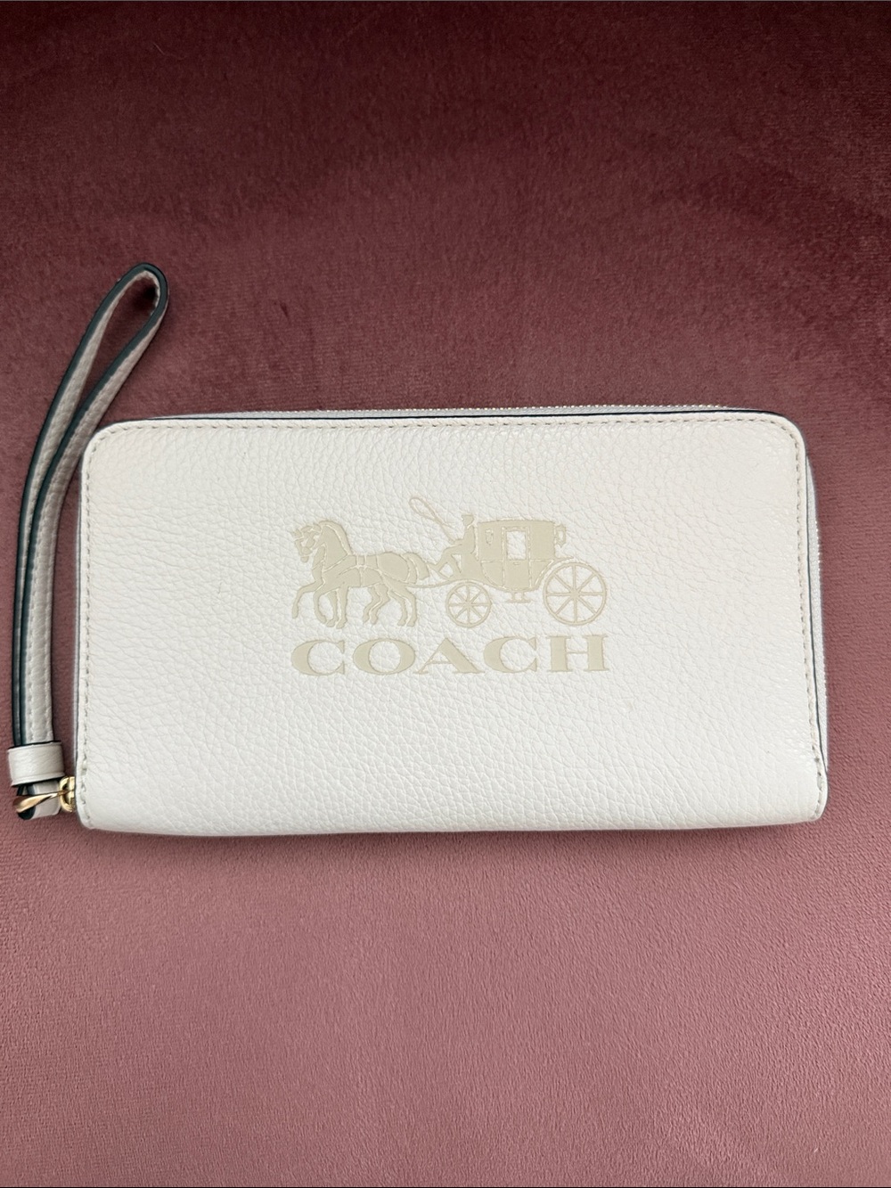 EUC Coach Cream Leather Zip-Around Wristlet Wallet with Horse & Carriage Logo
